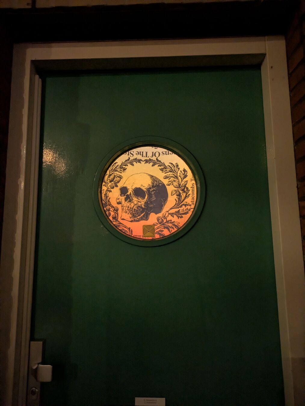 Dochter wilde wel dat het huis een beetje 'eng' zou zijn voor Halloween. Gelukkig heeft pappa iets met schedels erop gekocht.