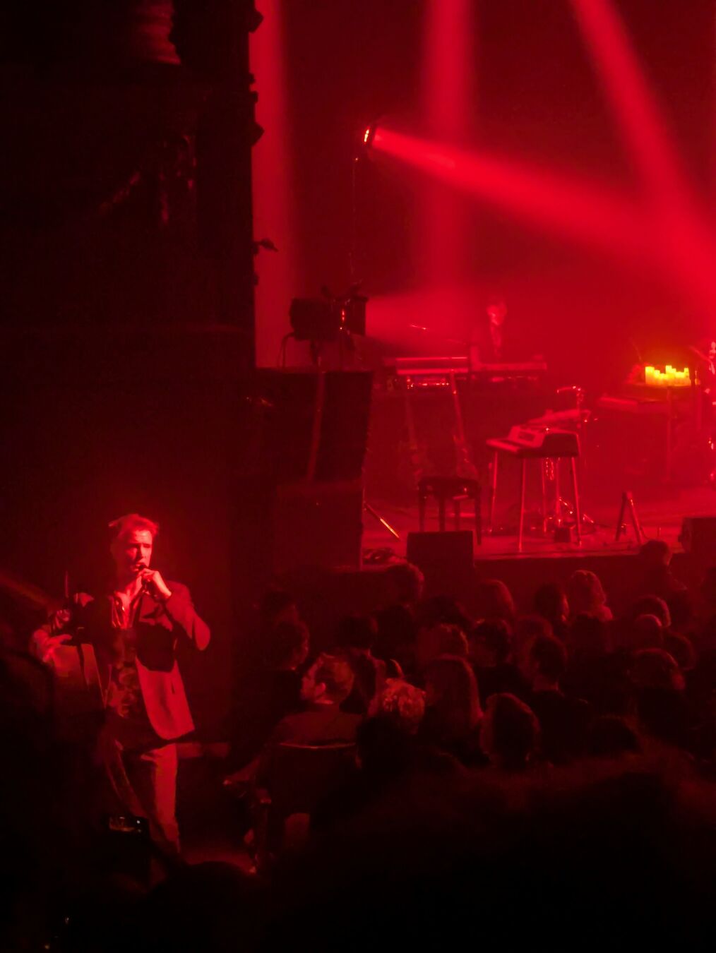 Zanger Joshua Homme liep door de zaal met een hakmes en microfoon.