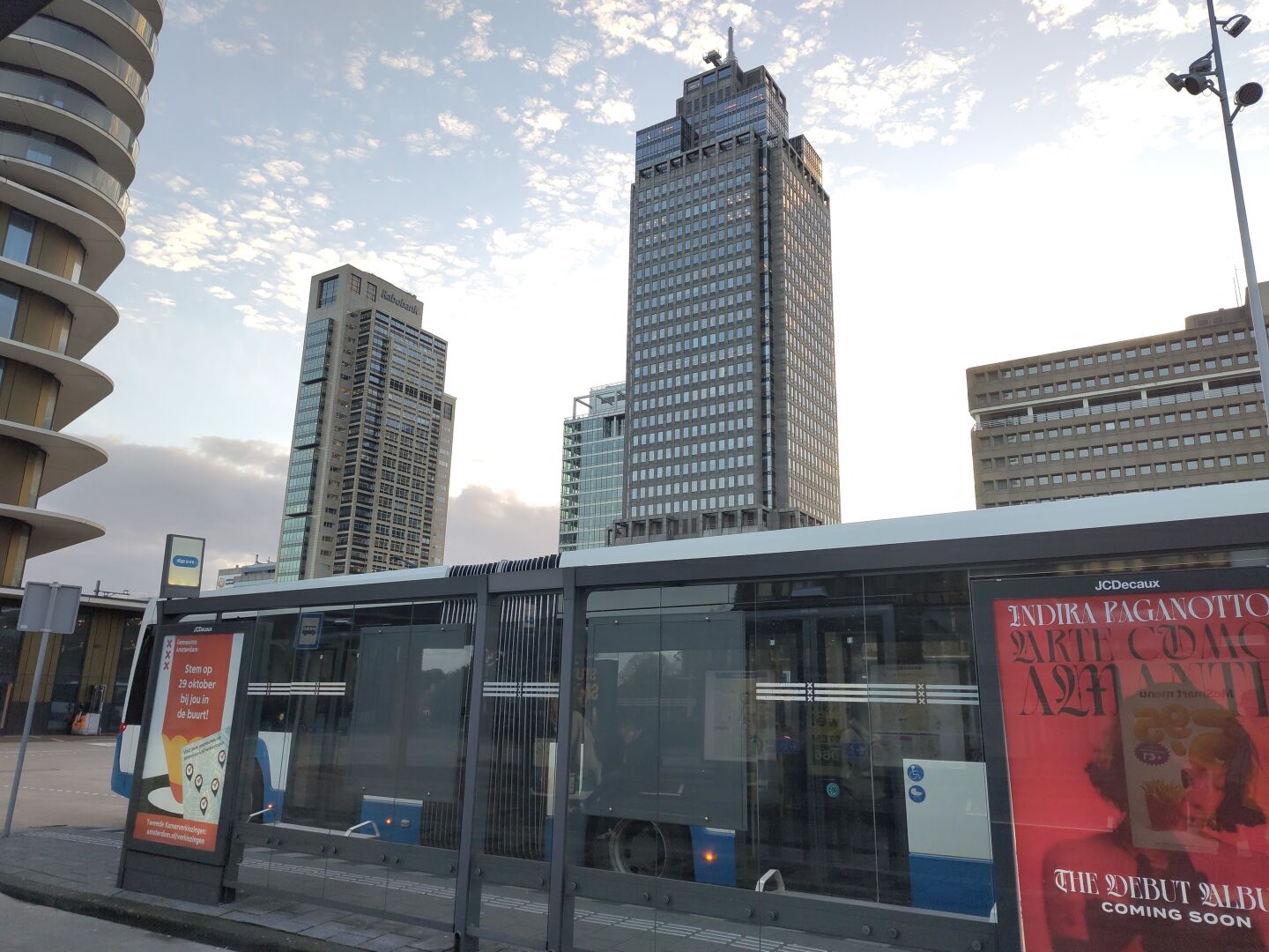 Hoge gebouwen met namen van banken en verzekeraars erop.