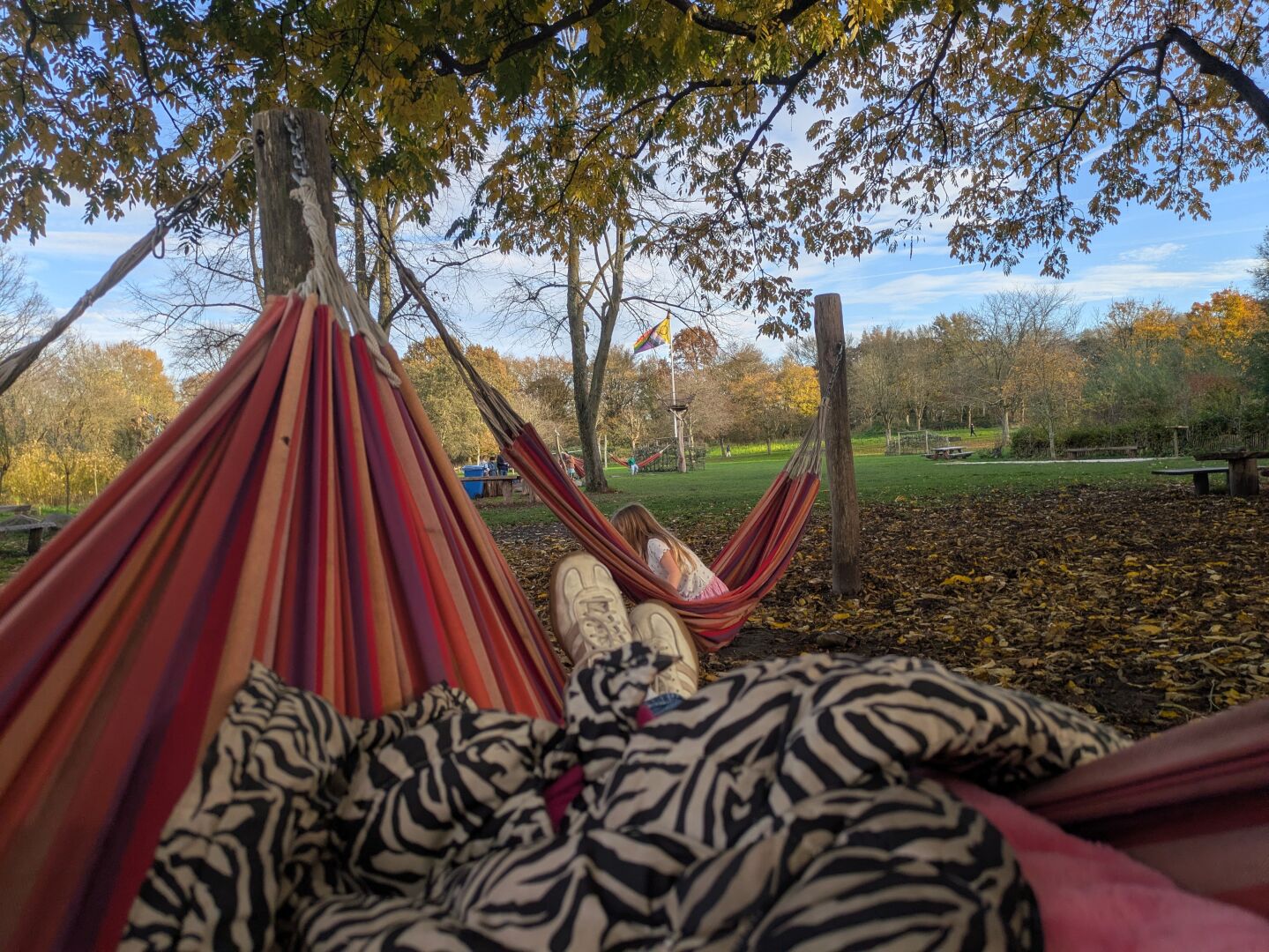 Hangmat e, kinderen en regenboogvlaggen
