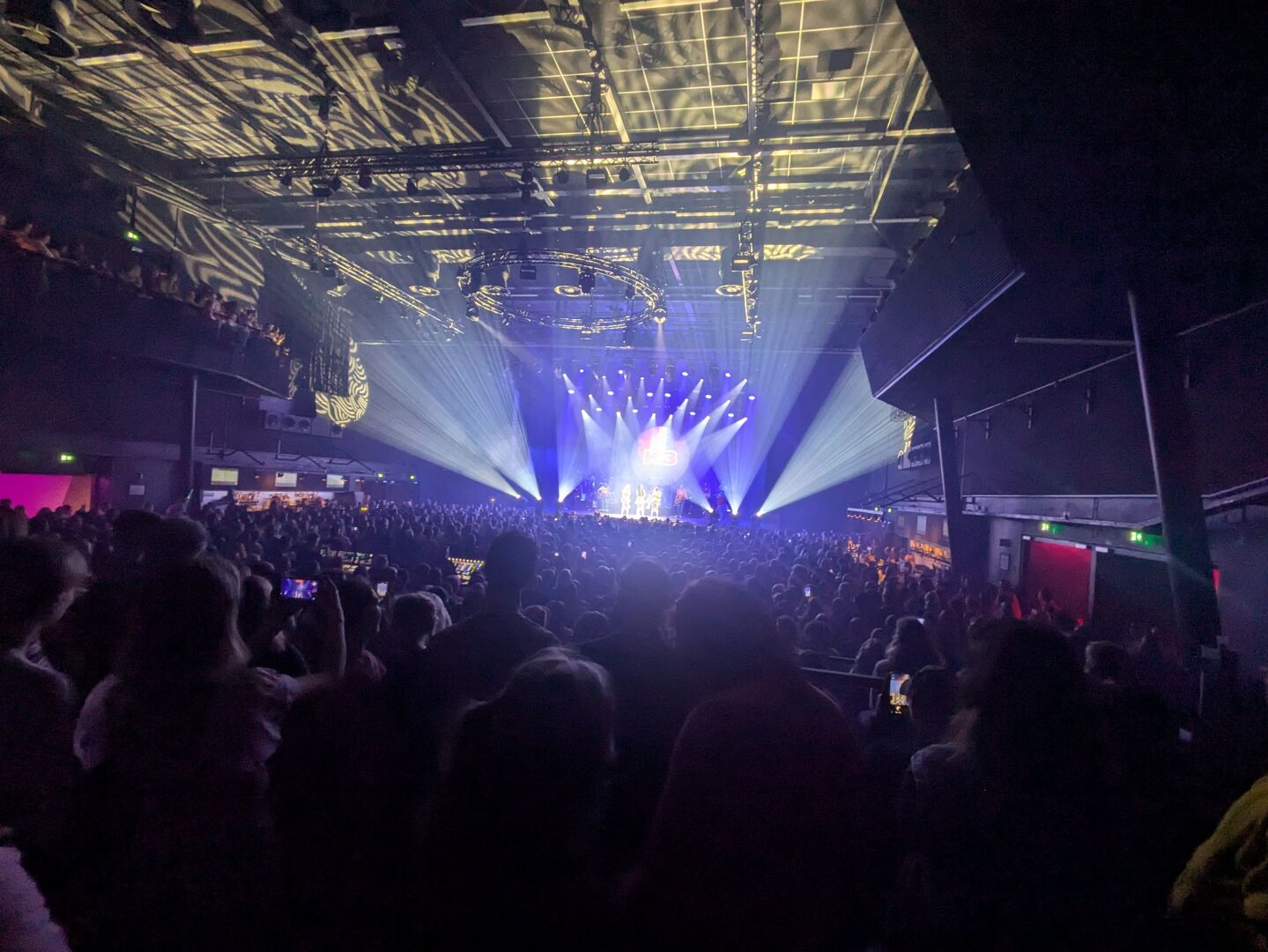 013 Tilburg. Een zaal vol met K3 op het podium en wij met twee overweldigde meisjes achterin.