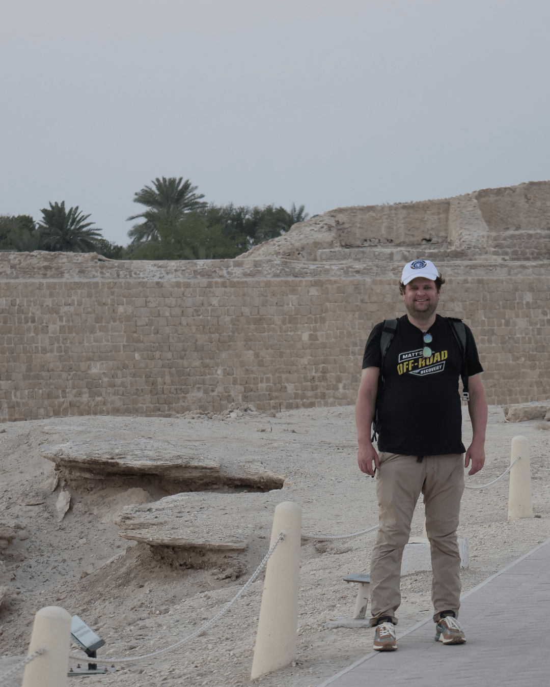 Picture of wouter standing tents of meters in front of the fort wall