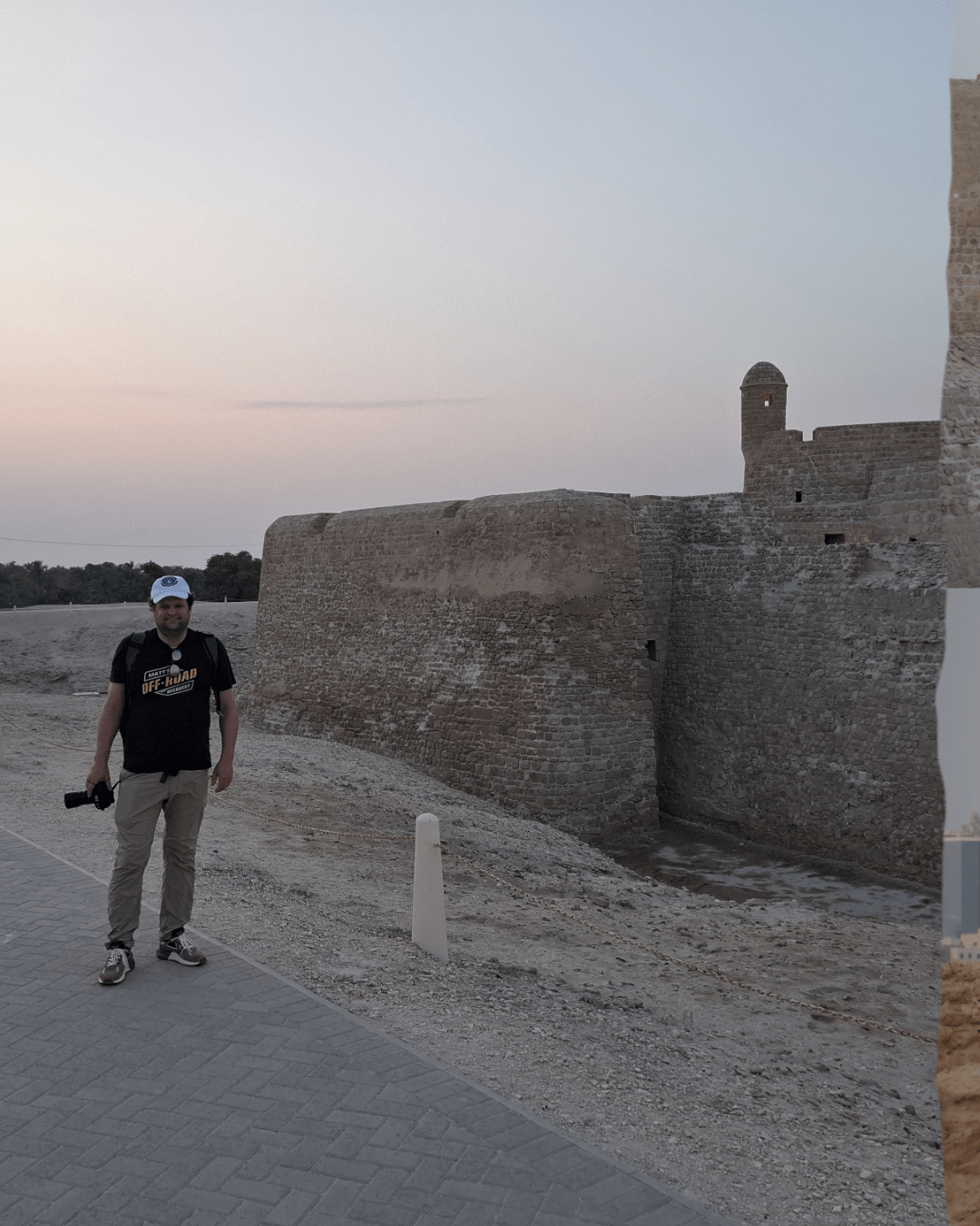 Picture of wouter standing tents of meters in front of the fort wall